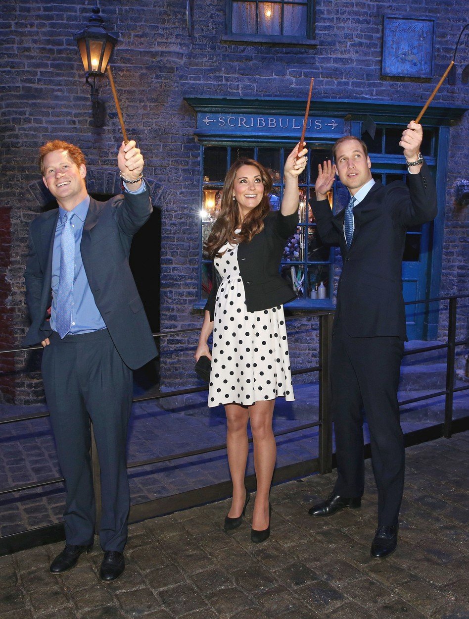 Kate, William a Harry na návštěvě filmových studií v Londýně, kde se Harry Potter natáčel