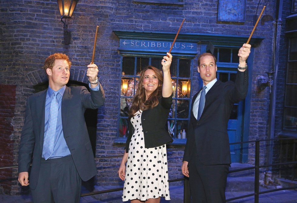 Kate, William a Harry na návštěvě filmových studií v Londýně, kde se Harry Potter natáčel