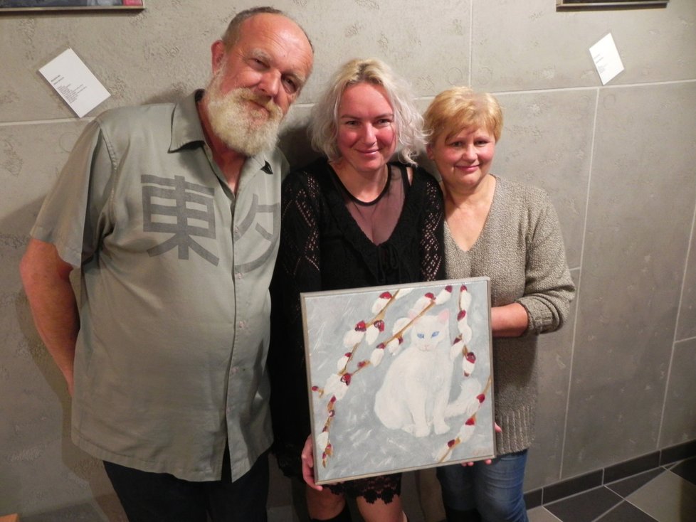 Malířka a návrhářka Romana Štryncl (uprostřed) patří k patronkám Flíčku. Výtěžek z aukce jednoho z jejích „kočičích“ obrazů půjde na konto domova v Nedakonicích.