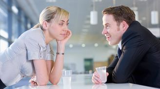 Flirtují v zaměstnání více ženy, nebo muži?