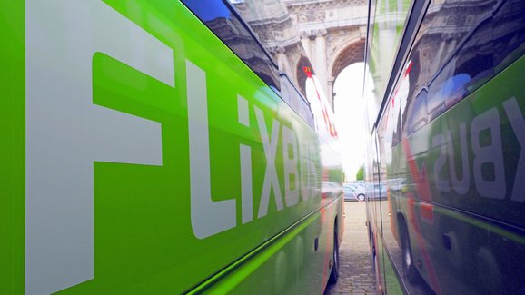 FlixBus pro letní změnu jízdních řádů navyšuje počty spojů a přidává nové zastávky