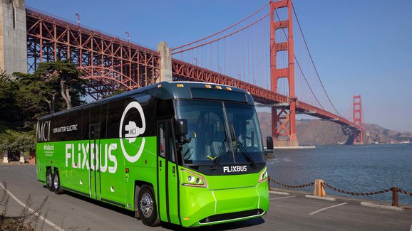 První dálkový elektrobus v barvách společnosti FlixBus brázdí USA