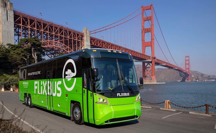 První dálkový elektrobus v barvách společnosti FlixBus brázdí USA