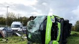 Autobus Flixbusu se na dálnici převrátil na bok: Desítky zraněných!