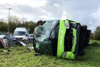 Autobus Flixbusu se na dálnici převrátil na bok: Desítky zraněných!