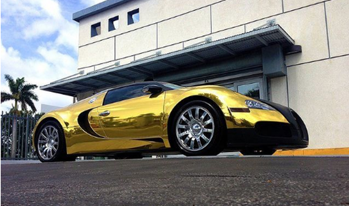 Americký rapper Flo Rida si pořídil Bugatti Veyron a nechal ho potáhnout zlatou fólií. Jeho hodnota je odhadována na 2,7 milionu dolarů (59 mil. Kč).