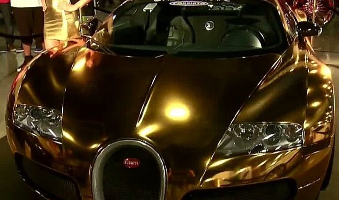 Americký rapper Flo Rida si pořídil Bugatti Veyron a nechal ho potáhnout zlatou fólií. Jeho hodnota je odhadována na 2,7 milionu dolarů (59 mil. Kč).