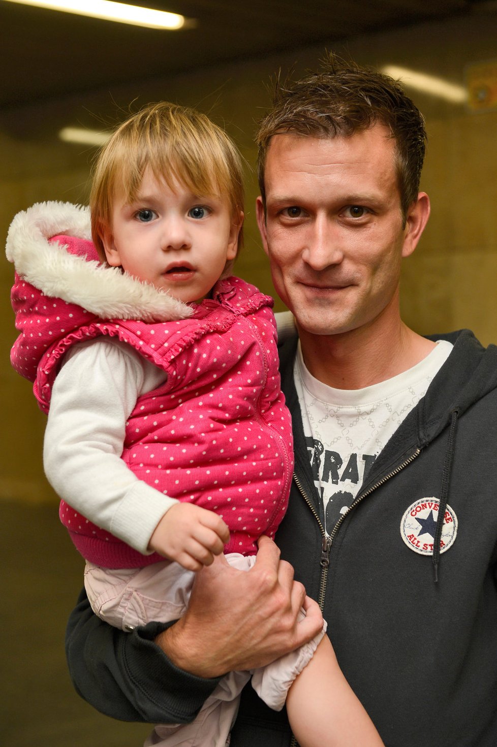 Rostislav Zemek (34) s dcerou Agátkou (1,5) se bojí, že jim strop spadne na hlavu.