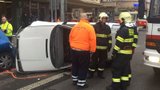 Na Floře bourala tramvaj s osobákem: Auto skončilo na boku, řidiče vyprošťovali