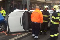 Na Floře bourala tramvaj s osobákem: Auto skončilo na boku, řidiče vyprošťovali