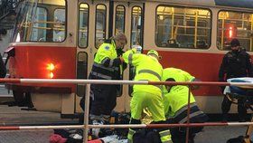 Hasiči v Praze 6 vyprošťují člověka zaklíněného pod tramvají. (ilustrační foto)