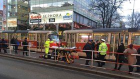 Tramvaj na Floře porazila chodce: Dopravní podnik kolejovou dopravu ve směru z centra odkláněl