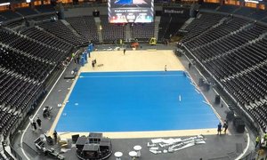 Florbalové nervy. Podívejte se, jak se O2 arena přes noc přestavovala z hokeje