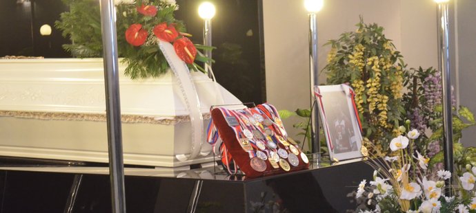 U rakve byly také medaile, které Šelmeci vyhrál.