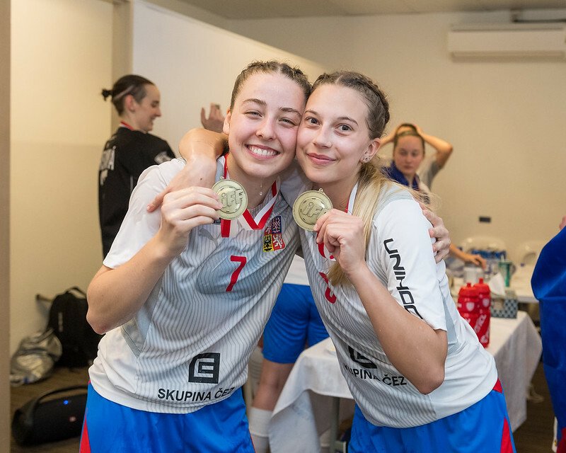 Anna Brucháčková a Kristýna Lechnerová pózují s medailemi…
