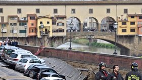 Část nábřeží ve Florencii se propadla do země.