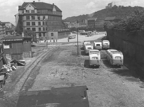 Pohled na nádraží na Florenci z roku 1948 od magistrály.