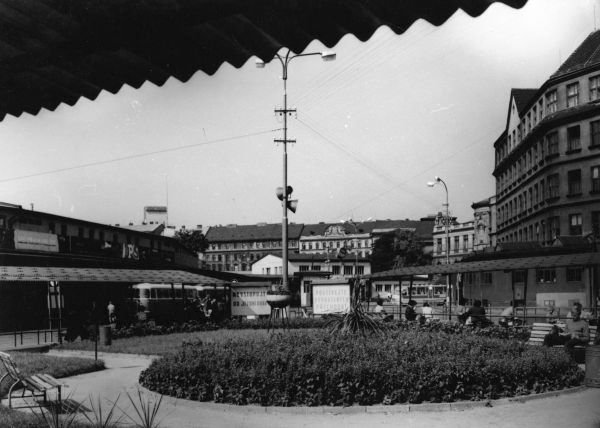 Nádraží v 60. letech také mělo podobu, která vydržela až do stavby metra.