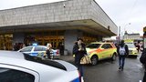Muž na Florenci spadl pod metro: Zůstal zaklíněný pod soupravou