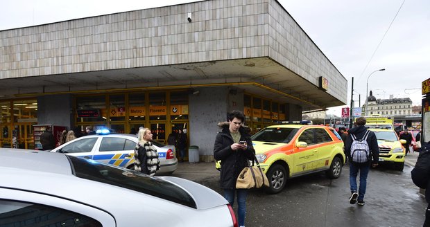 Muž na Florenci spadl pod metro: Zůstal zaklíněný pod soupravou