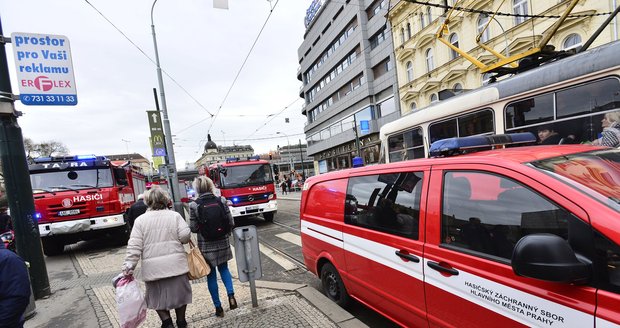 Metro v Praze na Florenci zastavil pád osoby do kolejiště.