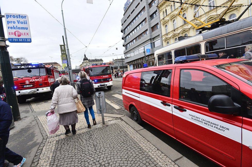 Metro v Praze na Florenci zastavil pád osoby do kolejiště.