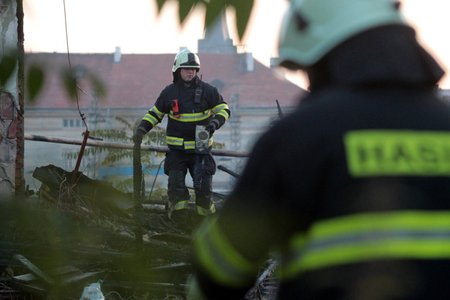 Hasiči prohledávají místo tragédie