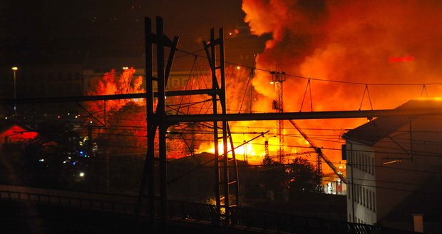Požár zachvátil opuštěnou budovu krátce po půlnoci