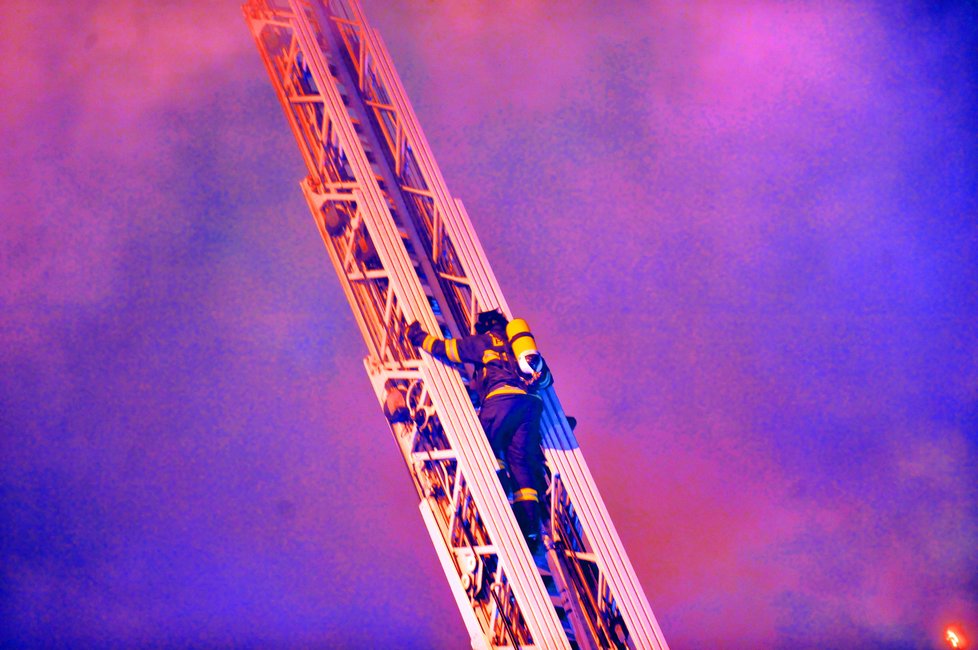 Na likvidaci požáru pracovalo deset hasičských jednotek
