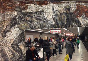 Mozaika ve stanici metra Florenc vyobrazuje bitvu o Sokolovo.