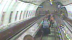 Policisté po vraždě vydali Astapčukovy fotografie z kamerového systému v metru.