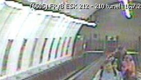 Policisté po vraždě vydali Astapčukovy fotografie z kamerového systému v metru.