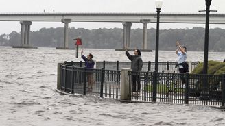 Ničivé následky hurikánu Florence: Pět mrtvých a stovky tisíc domácností bez proudu