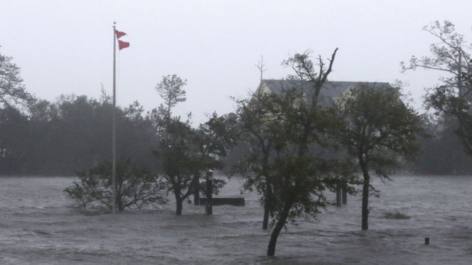 Hurikán Florence udeřil na USA a přinesl záplavy