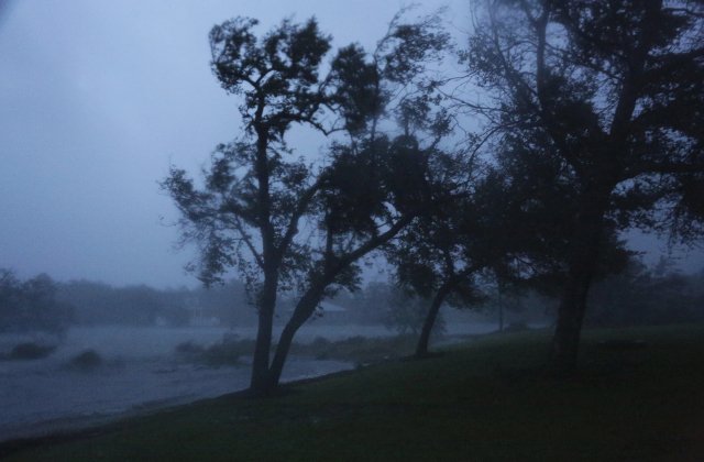 Hurikán Florence udeřil na USA a přinesl záplavy.
