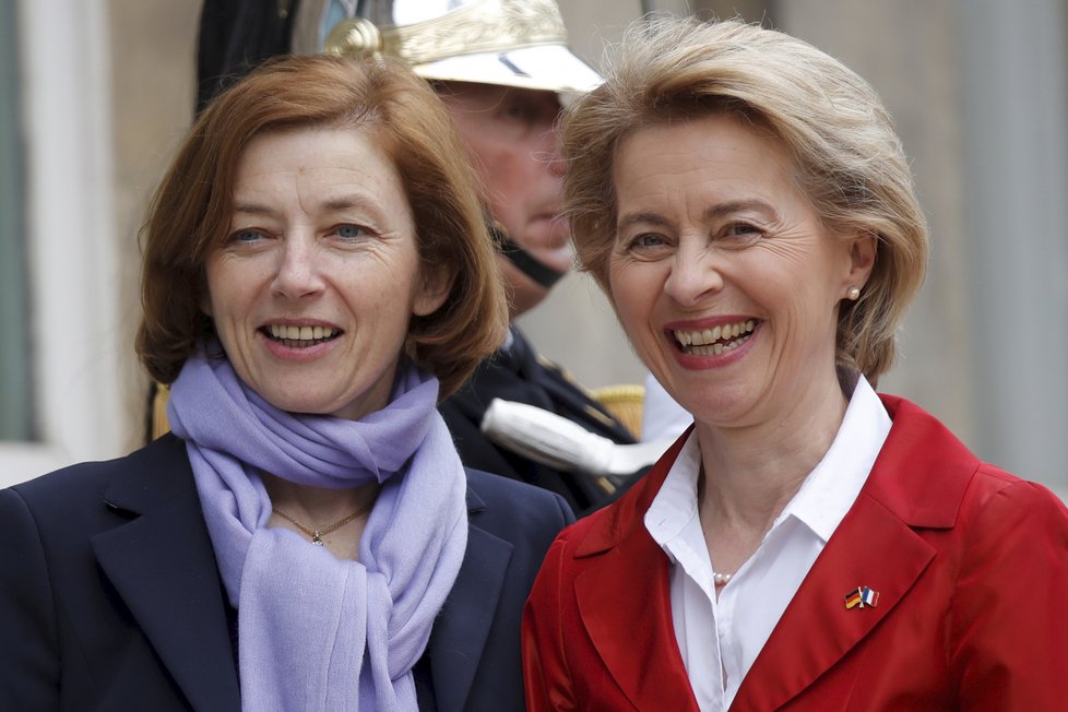 Francouzská ministryně obrany Florence Parlyová a její německá kolegyně Ursula von der Leyenová (vpravo)
