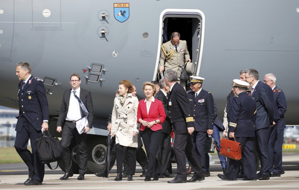 Von der Leyenová (v červeném) ještě jako německá ministryně obrany