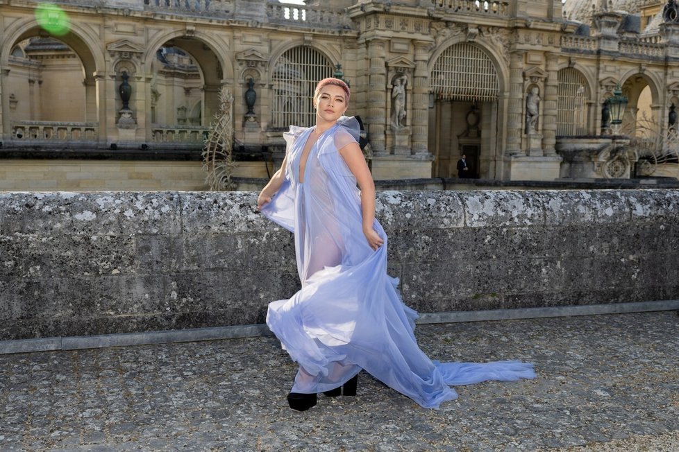 Florence Pugh na Pařížském týdnu módy