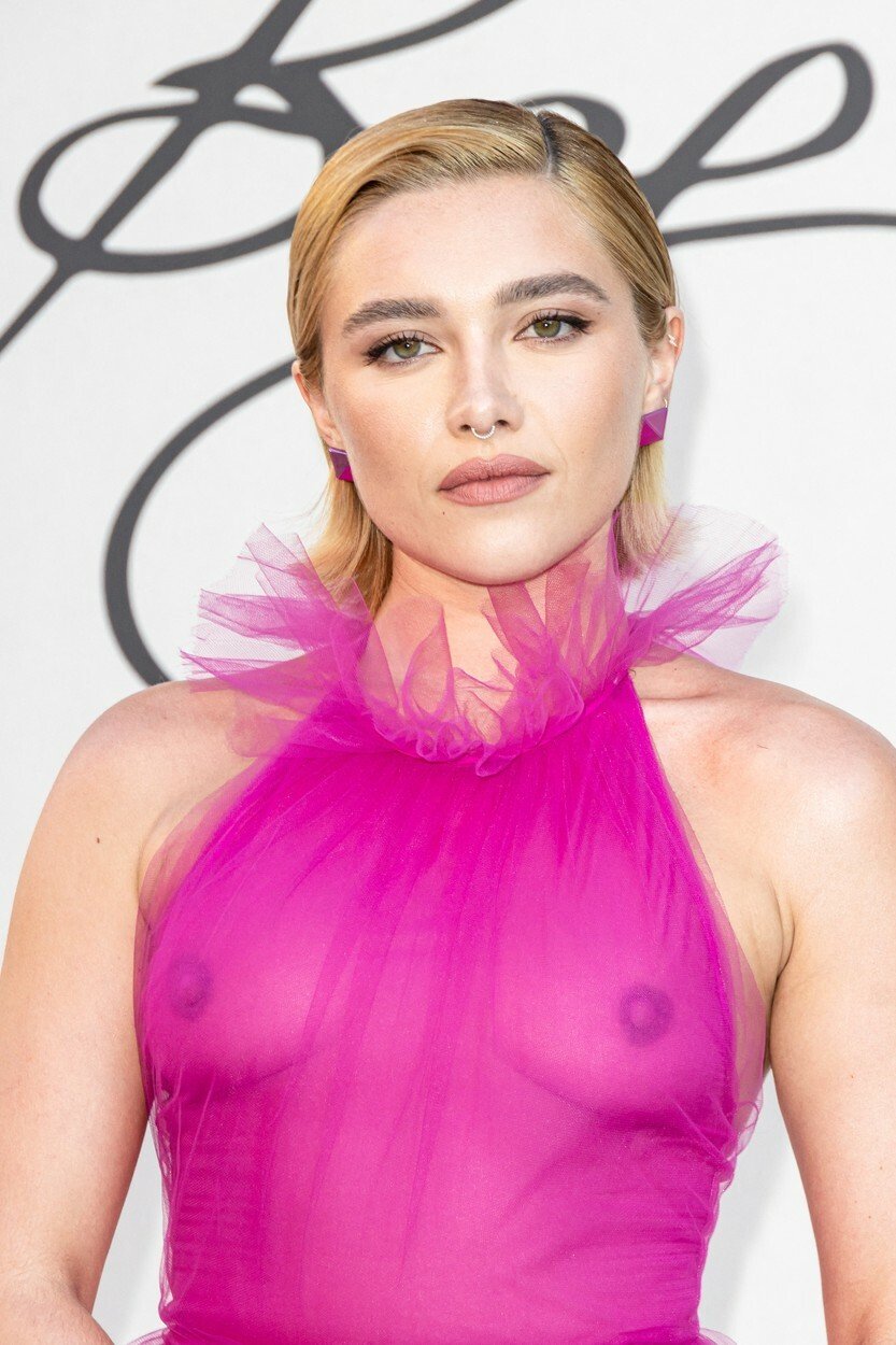 Florence Pugh v odvážných růžových šatech