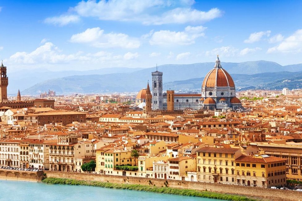 Florencie chtěla turistům zakázat svačit na schodech chrámů, nikdo to nerespektoval.
