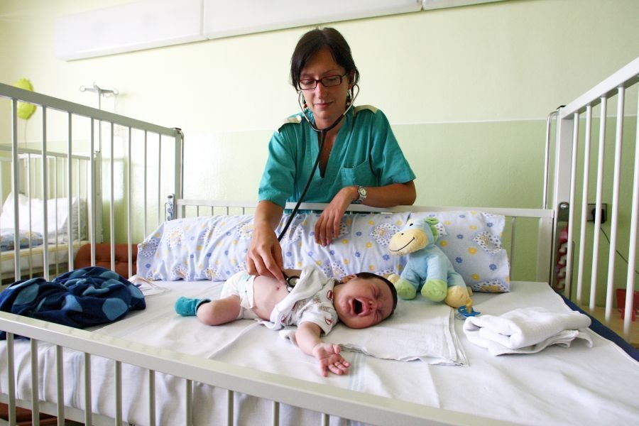 Červenec 2009: Lékařka Jana Pecníková vyšetřuje malého pacienta.