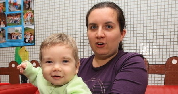 Čakáreň 8.30 hod.: Mamička s milujúcim synčekom si čakanie na kardiologickom oddelení bratislavskej nemocnice krátili spoločnými hrami a šantením.