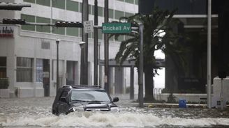 Hurikán Irma zdevastoval Floridu, zeslábl a míří na sever k Georgii 