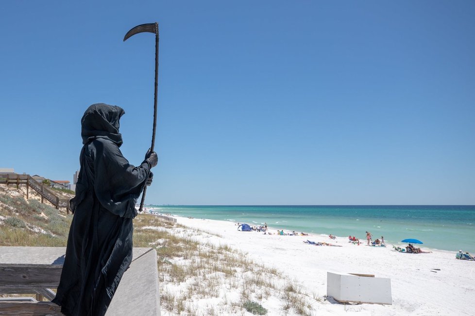 Právník Daniel Uhlfelder (47) se převlékl za smrtku na protest proti otevírání pláží na Floridě.