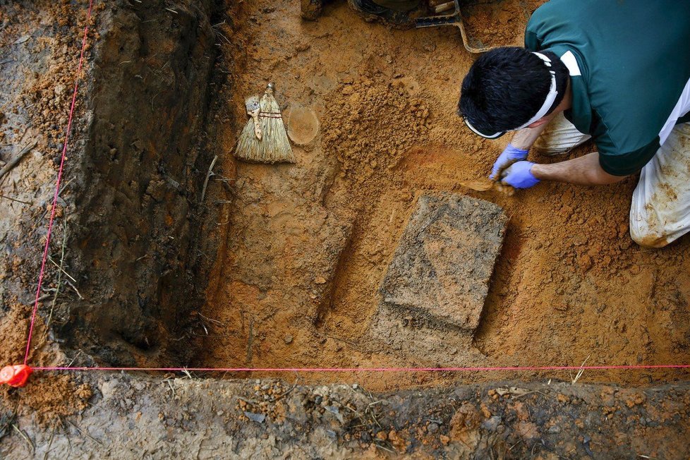 V roce 2013 exhumovali těla zesnulých studentů.