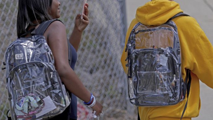 Děti na Floridě musí do školy nosit průhledné batohy, aby nemohly pronést zbraně