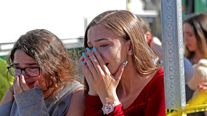 Vyloučený student zastřelil na střední škole na Floridě 17 lidí