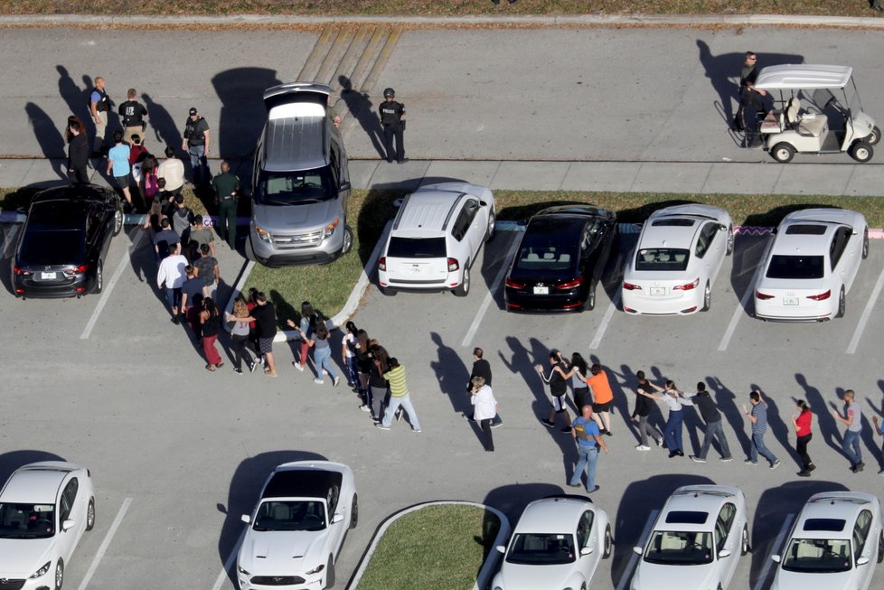 Střelba na střední škole v Parklandu na jižní Floridě si vyžádala oběti. (14.2.2018)