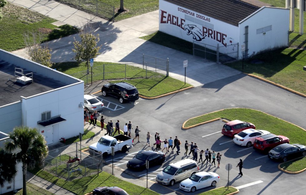Střelba na střední škole v Parklandu na jižní Floridě si vyžádala oběti. (14. 2. 2018)