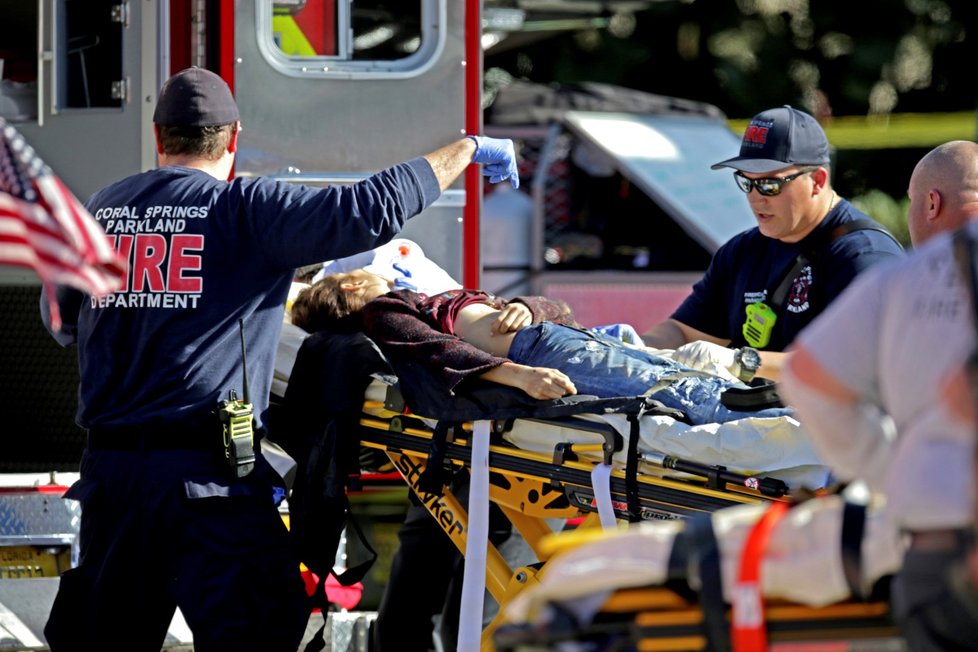 Případy šílených střelců nejsou v USA nikterak ojedinělé. Letos 14. února zastřelil devatenáctiletý Nicolas Cruz na střední škole v Parklandu na Floridě 17 lidí.